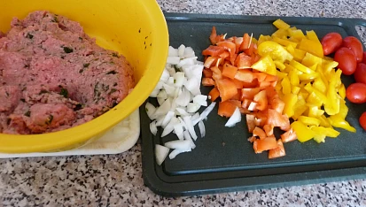 Mleté maso na paprikách a cherry  rajčátkách, suroviny