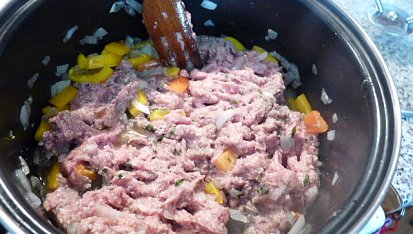 Mleté maso na paprikách a cherry  rajčátkách, restování