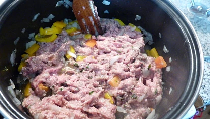 Mleté maso na paprikách a cherry  rajčátkách, restování