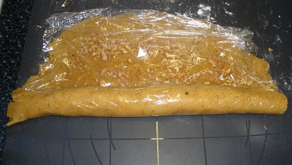 Ořechové roládky - cukroví, zabalíme do fólie a dáme ztuhnout do lednice