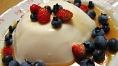 Panna cotta s karamelovou omáčkou a ovocem