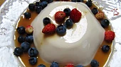Panna cotta s karamelovou omáčkou a ovocem