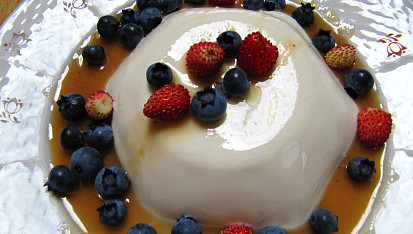 Panna cotta s karamelovou omáčkou a ovocem