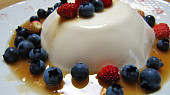 Panna cotta s karamelovou omáčkou a ovocem