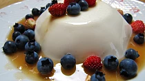 Panna cotta s karamelovou omáčkou a ovocem