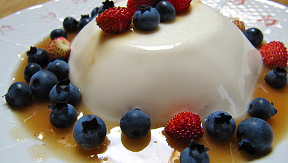 Panna cotta s karamelovou omáčkou a ovocem