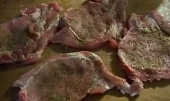 Pečené vepřové kotlety pod houbovo-sýrovou čepicí, kotlety naklepeme...