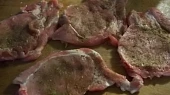 Pečené vepřové kotlety pod houbovo-sýrovou čepicí, kotlety naklepeme...