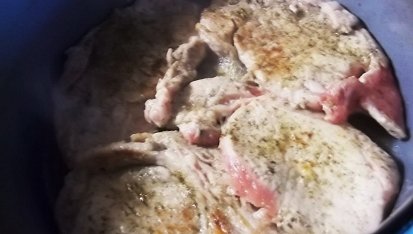 Pečené vepřové kotlety pod houbovo-sýrovou čepicí, kotlety zprudka oprančíme...