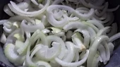 Pečené vepřové kotlety pod houbovo-sýrovou čepicí, na dno dáme cibule...
