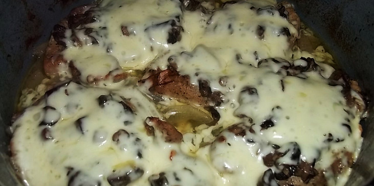 Pečené vepřové kotlety pod houbovo-sýrovou čepicí (dáme sýr s pažitkou a necháme v troubě roztát...)