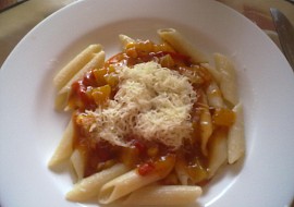 Penne s rajčaty a cuketou