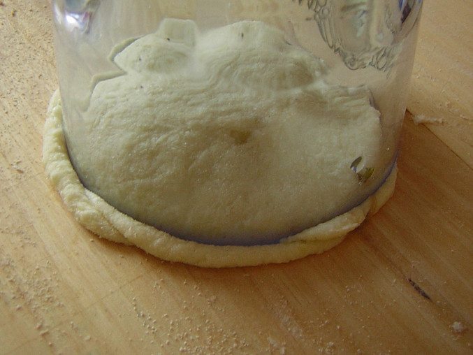Plněné bramborové placky se zeleninovou směsí a tvarůžkem, sklenicí znovu vykrojíme kolečko