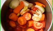 Rajská omáčka"zeleninová", pokrájenou zeleninu dáme do hrnce,zalijeme šťávou,vodou,přidáme bujon,koření a vaříme 25minut(v papiňáku 10minut)