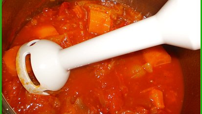 Rajská omáčka"zeleninová", z hrnce odstraníme hřebíčky a skořici a vše ponorným mixérem rozmixujeme