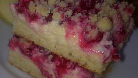 Rybízovo-jablečný koláč s tvarohem a pudingem