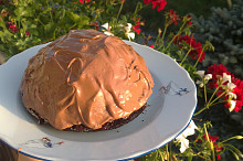 Upečeno v troubě, promazáno marmeládou a dotvarováno punčovinou :) nakonec jsem to polila roztavenou čokoládou Milkou :)