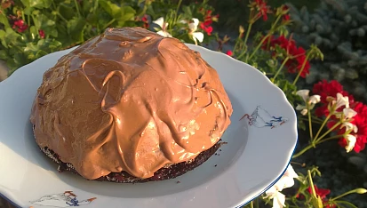 Rychlokoláč pro jednoho (aneb Když honí mlsná....), Upečeno v troubě, promazáno marmeládou a dotvarováno punčovinou :) nakonec jsem to polila roztavenou čokoládou Milkou :)