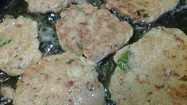 Rýžovo-pohankové smažené placičky se sýrem a klobásou