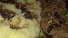 Sekaná s nakládanou zeleninou a   s  houbovým  výpekem