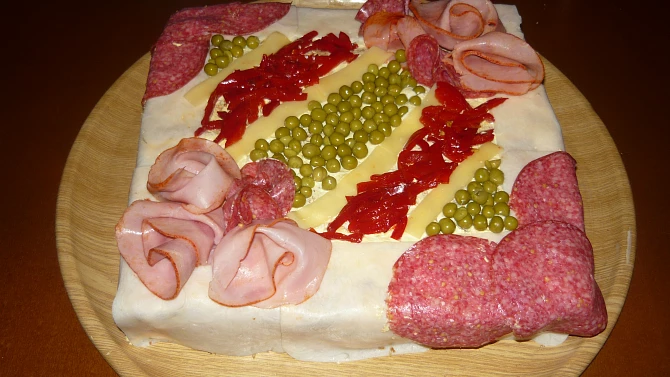 Slaný dort s česnekovou pomazánkou