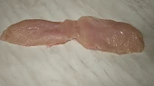Smažený korbáčik s kuřetem, prso nařízneme podél