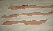 Smažený korbáčik s kuřetem, nar¨krájíme dlouhé asi 1/2 cm dlouhé proužky