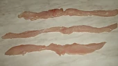 Smažený korbáčik s kuřetem, nar¨krájíme dlouhé asi 1/2 cm dlouhé proužky