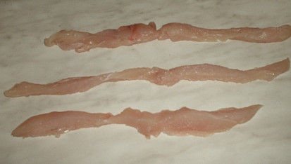 Smažený korbáčik s kuřetem, nar¨krájíme dlouhé asi 1/2 cm dlouhé proužky