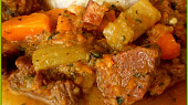 Šťavnaté kostky na cuketě s mrkví,  dušené v papiňáku, detail pokrmu
