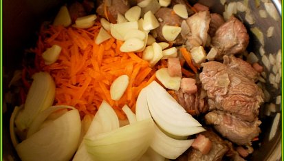 Šťavnaté kostky na cuketě s mrkví, dušené v papiňáku, k orestované slanině a cibuli přidáme maso,4minuty do zatažení restujeme,přidáme nastrouhanou mrkev,půlměsíčky cibule,česnek,2dl vody,uzavřeme a pod tlakem dusíme 25minut