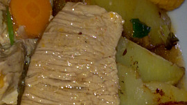 Telecí pečeně na slanině, mrkvi a hořčicích