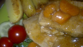 Telecí pečeně na slanině, mrkvi a hořčicích