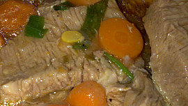 Telecí pečeně na slanině, mrkvi a hořčicích