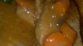 Telecí pečeně na slanině, mrkvi a hořčicích