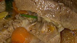 Telecí pečeně na slanině, mrkvi a hořčicích