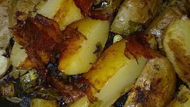 Telecí pečeně na slanině, mrkvi a hořčicích