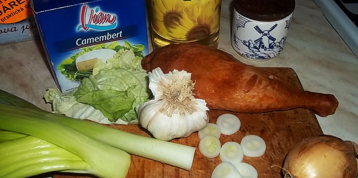 Uzené kuřecí stehno na bylinkách s Camembertem (ingredience...)