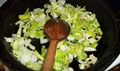 Uzené kuřecí stehno na bylinkách s Camembertem (osmažíme zeleninku...)