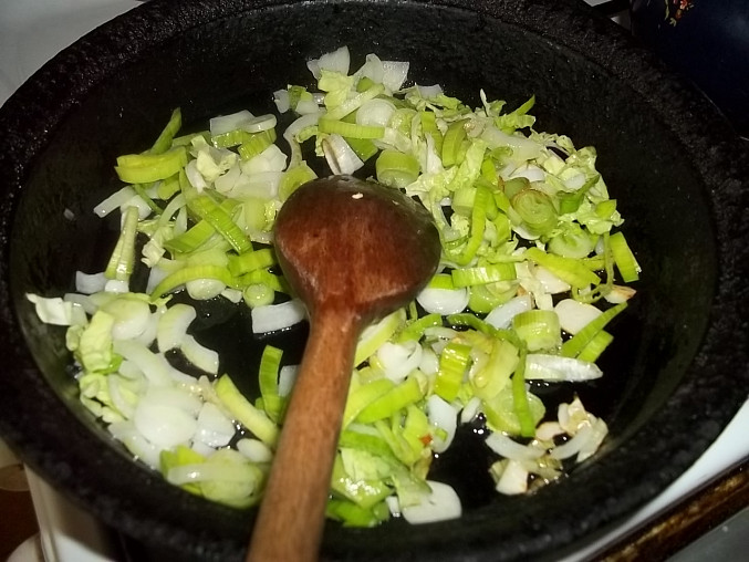Uzené kuřecí stehno na bylinkách s Camembertem, osmažíme zeleninku...