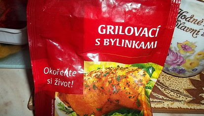 Uzené stehno s kachními játry na paprikách a bylinkovém koření, bylinkové grilovací koření...