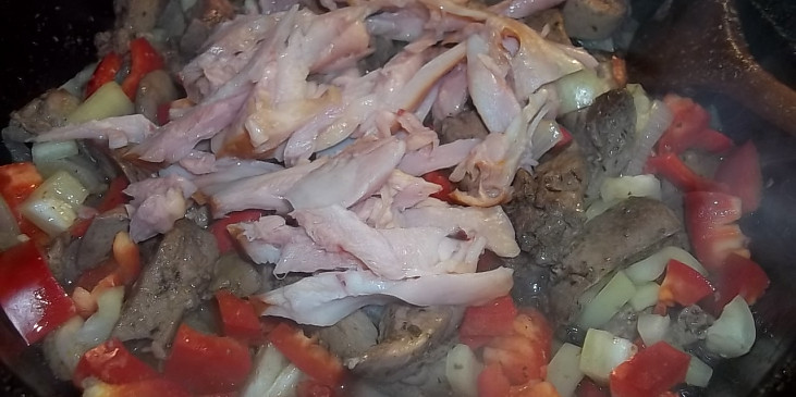 Uzené stehno s kachními játry na paprikách a bylinkovém koření (dáme maso ze stehna...)