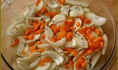 V cibuli pečené plněné papričky, do zapékací mísy dáme olej,nakrájené cibule a můžeme ještě přidat odkrojené vršky paprik