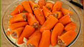 V cibuli pečené plněné papričky, naskládáme naplněné papričky,podlijeme zeleninovým vývarem a pečeme 45minut