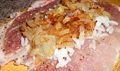 Vepřová roládka s rýží a osmaženou cibulkou