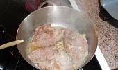 Vepřové plátky na bramborové šťávě (maso pořádně opečeme na lžičce tuku s malým množstvím vody)