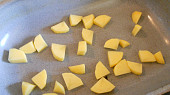 Vepřové plátky na bramborové šťávě, na suchý pekáček vložíme brambor na kostičky