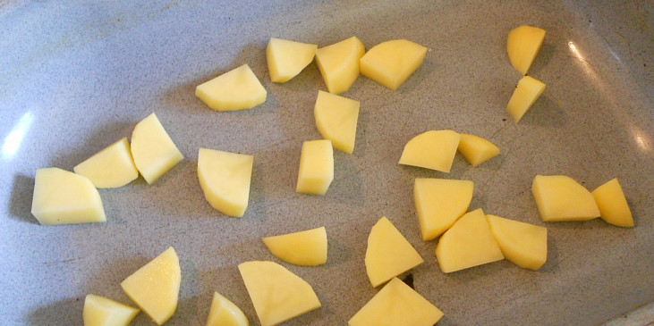 Vepřové plátky na bramborové šťávě (na suchý pekáček vložíme brambor na kostičky)