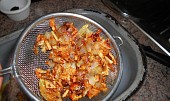 Vepřové plátky na bramborové šťávě (přidáme tuku zbavenou, osmaženou cibuli)