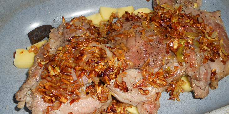 Vepřové plátky na bramborové šťávě (posypeme jí maso)
